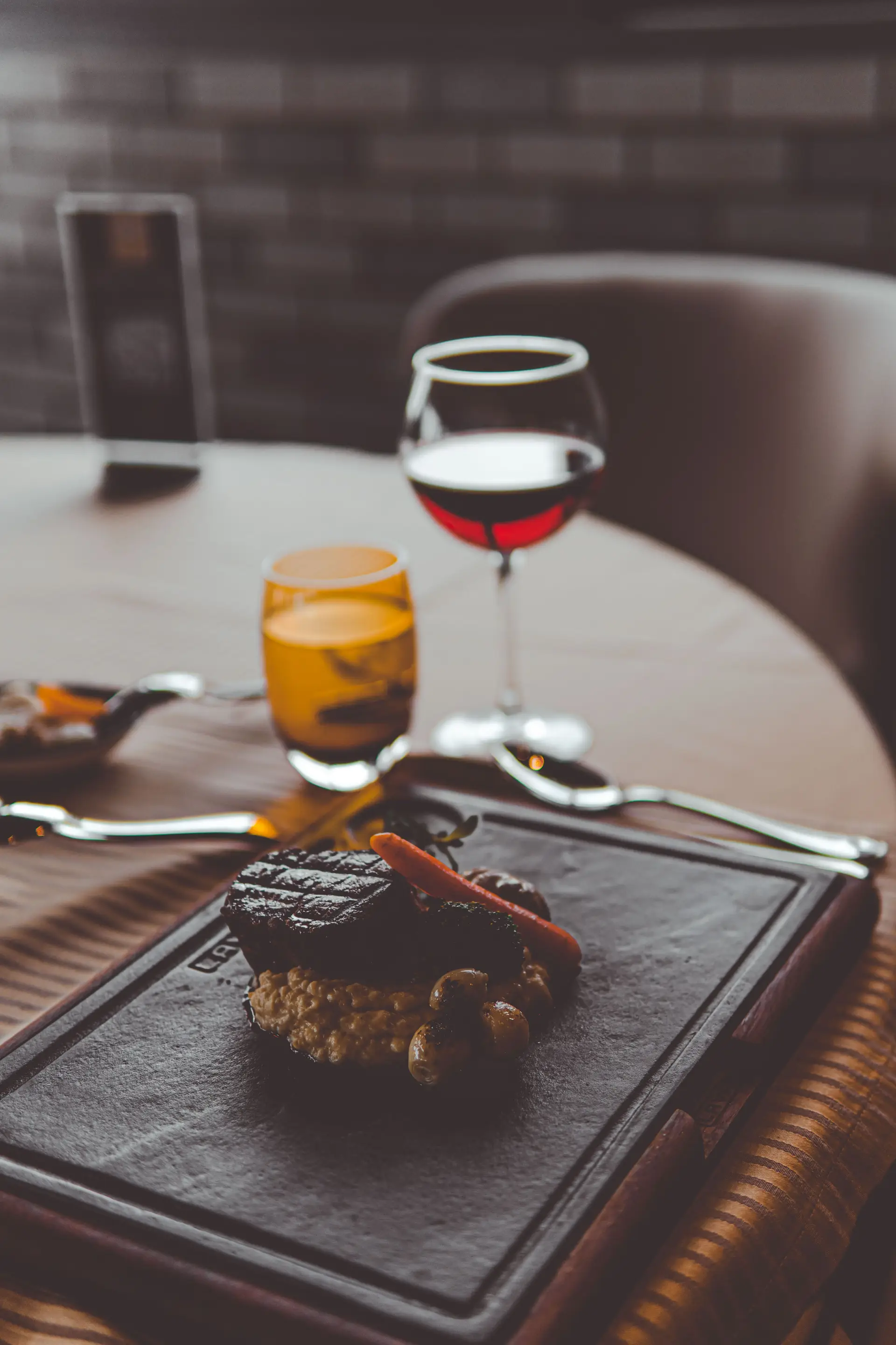Glavna jed: Premium steak z vinskimi dodatki